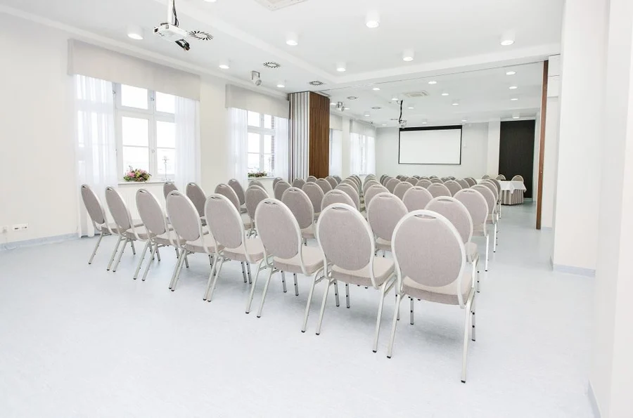Sala w ustawieniu teatralnym
