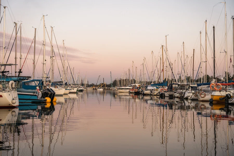 Marina o zachodzie słońca
