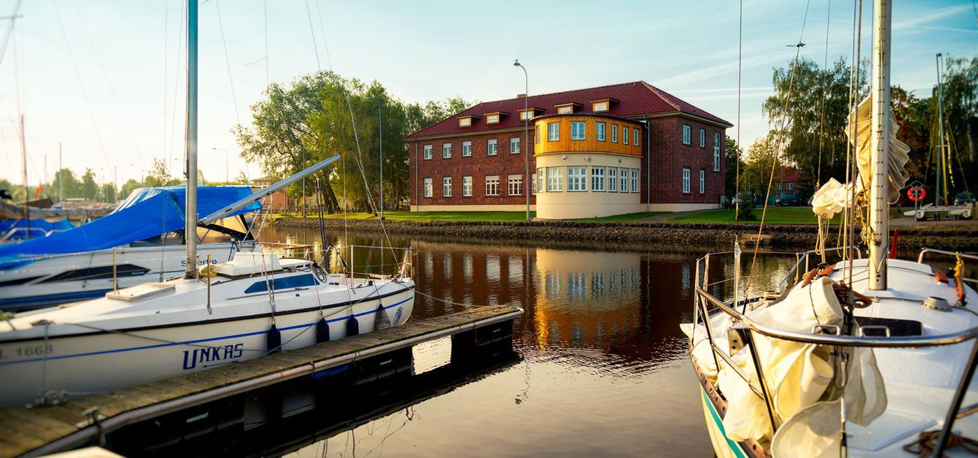 Budynek Nad Wodą przy marinie nad jeziorem Dąbie